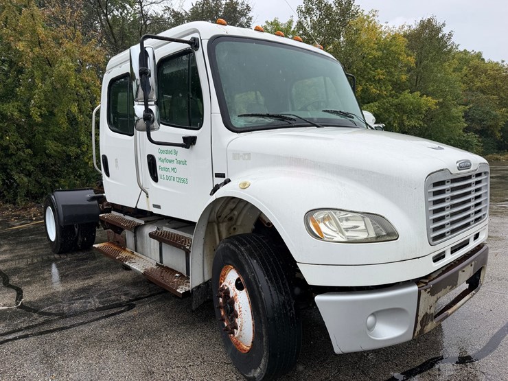2006-freightliner-m2-106-image-7