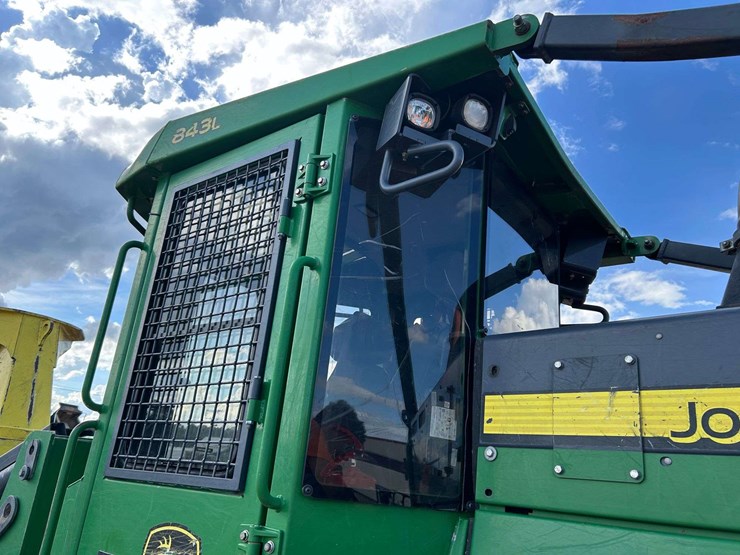 2017-deere-843l-image-28
