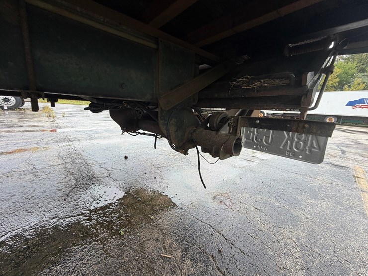 2010-freightliner-m2-106-image-39