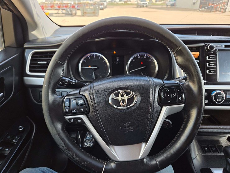 2015-toyota-highlander-xle-image-21