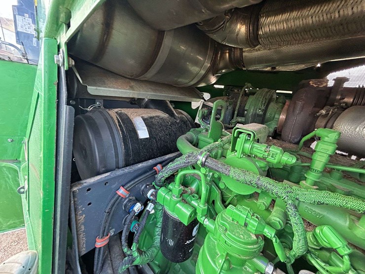 2017-deere-843l-image-32