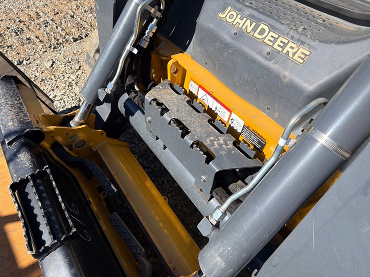 2018-deere-323d-image-13