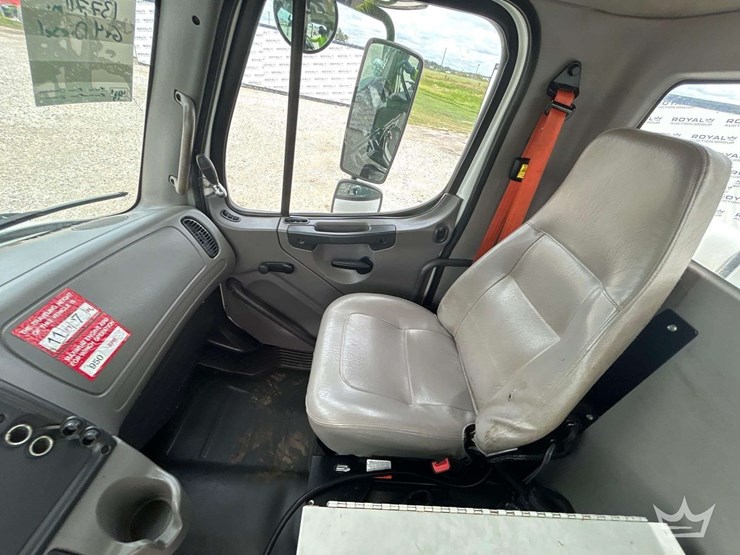 2015-freightliner-m2-106-image-44