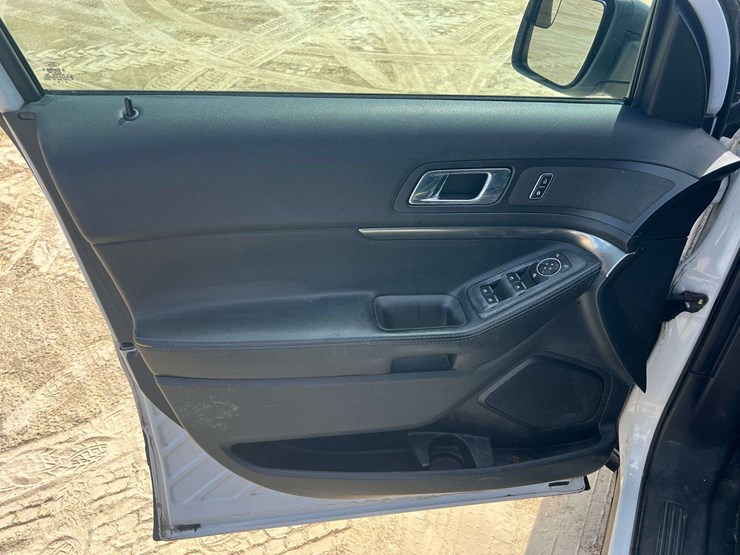 2016-ford-explorer-image-9