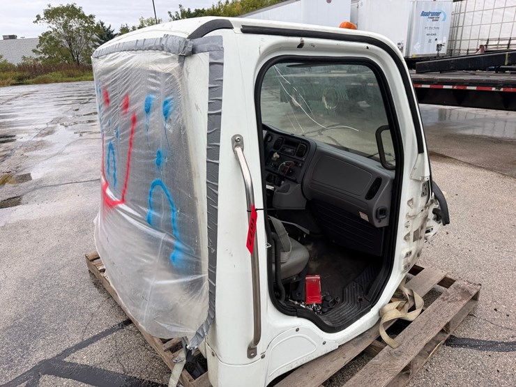 #1677-•-2012-freightliner-m2-cab-image-3