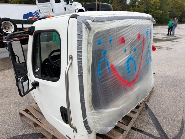 #1677-•-2012-freightliner-m2-cab-image-4
