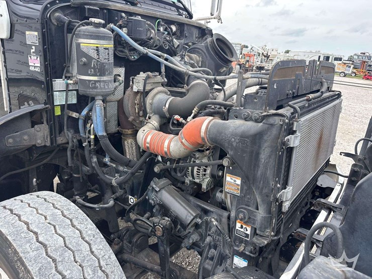 2015-peterbilt-348-image-8