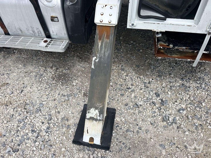 2015-freightliner-m2-106-image-31