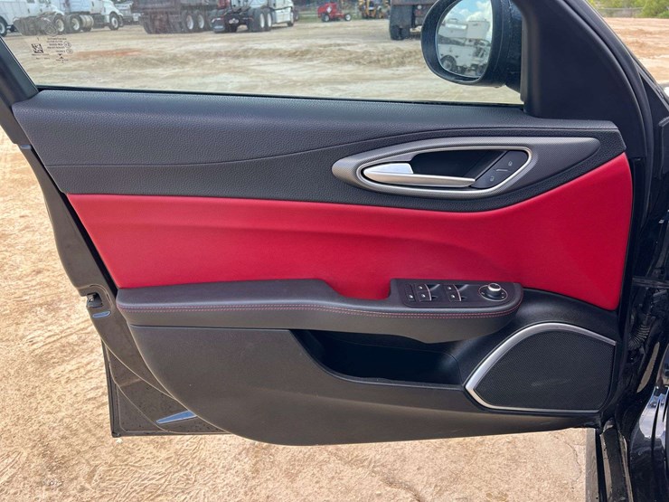 2019-alfa-romeo-giulia-4-door-sedan-(105,950-miles)-image-9