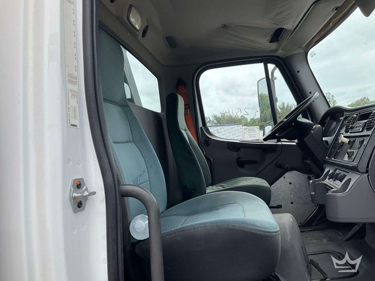 2010-freightliner-m2-106-image-20