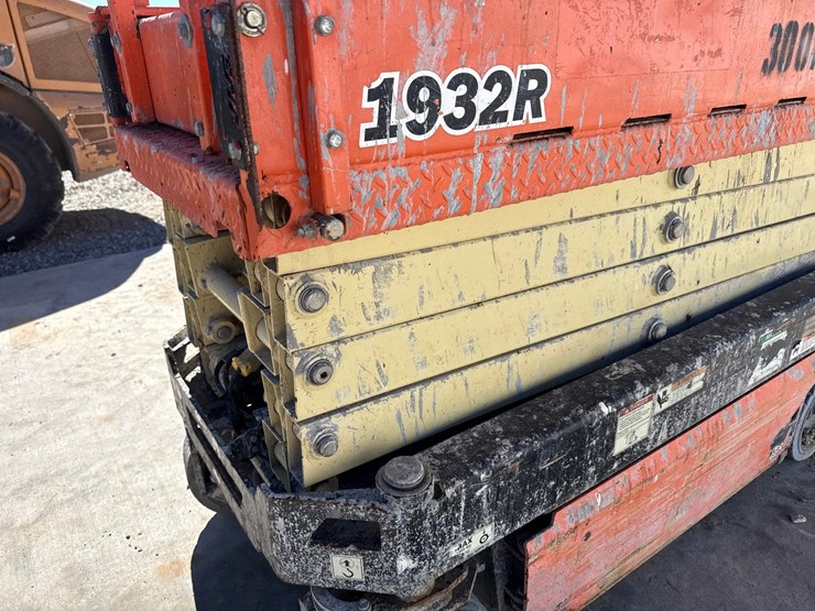 2017-jlg-1932r-image-15