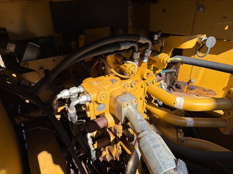 2013-caterpillar-c9-image-44