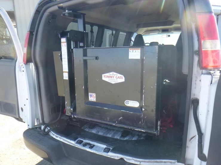 2016-chevrolet-express-2500-image-10