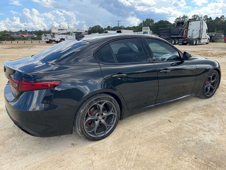 2019-alfa-romeo-giulia-4-door-sedan-(105,950-miles)-image-3