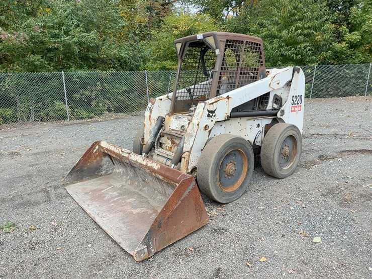 2010-bobcat-s220-image-1