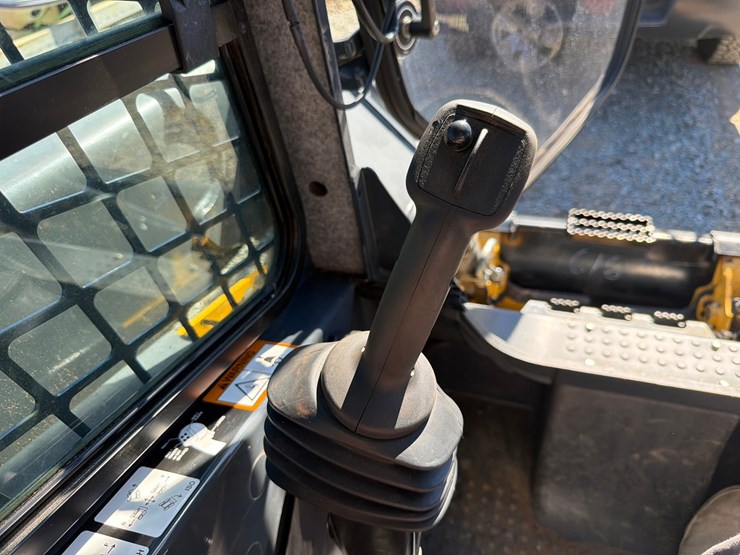 2018-deere-323d-image-50