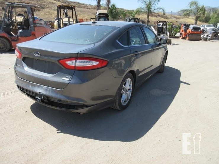 2016-ford-fusion-se-image-3