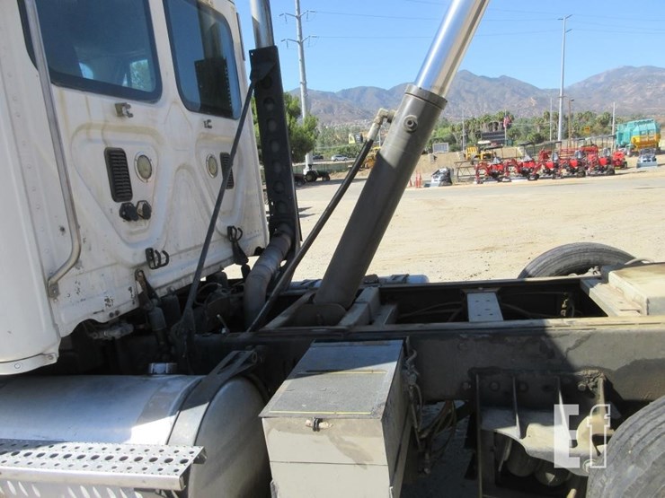 2013-freightliner-cascadia-125-image-19