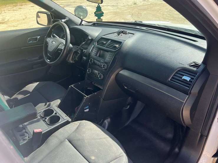 2017-ford-explorer-image-19