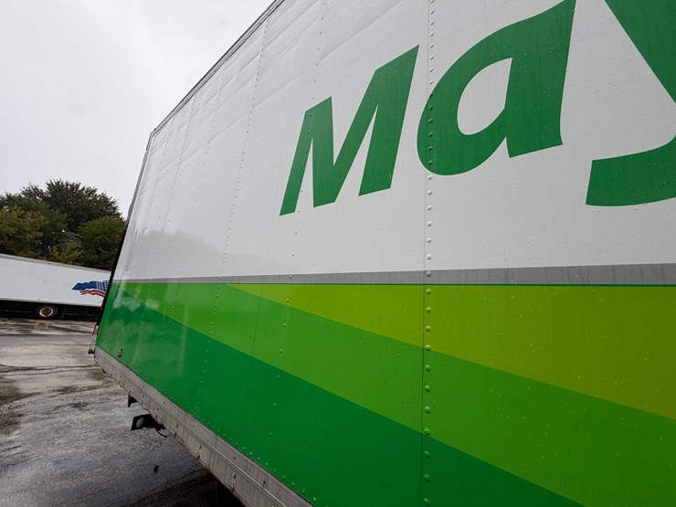 2010-freightliner-m2-106-image-28