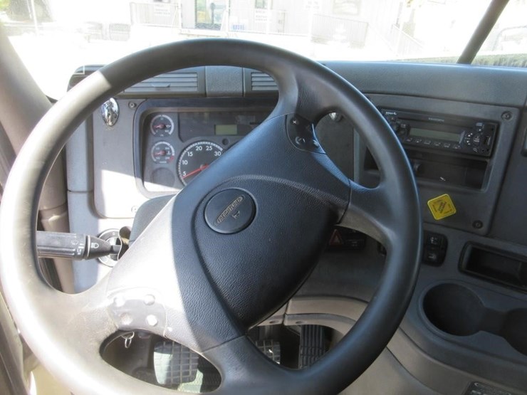 2013-freightliner-cascadia-125-image-9