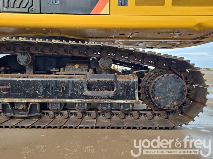 2020-caterpillar-352-image-11