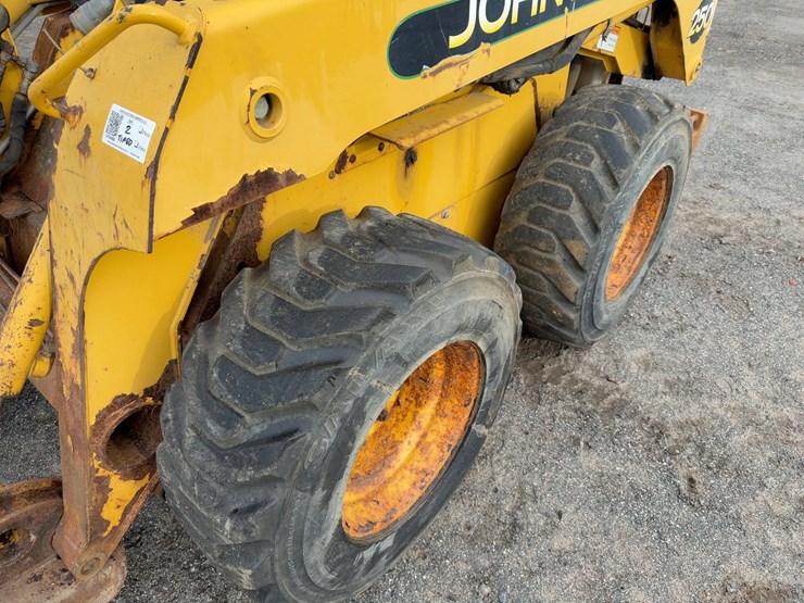 2002-john-deere-250-image-12