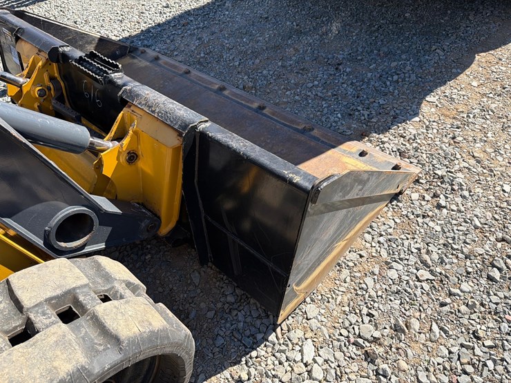 2018-deere-323d-image-35