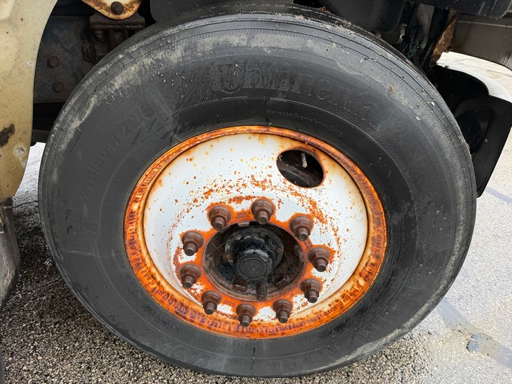 2006-freightliner-m2-106-image-68