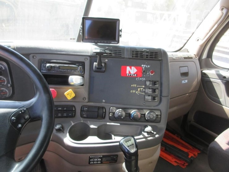 2013-freightliner-cascadia-125-image-9
