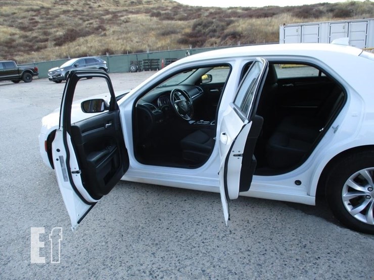 2021-chrysler-300-image-12