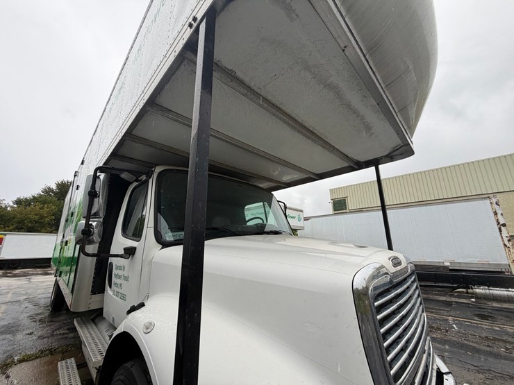 2010-freightliner-m2-106-image-20