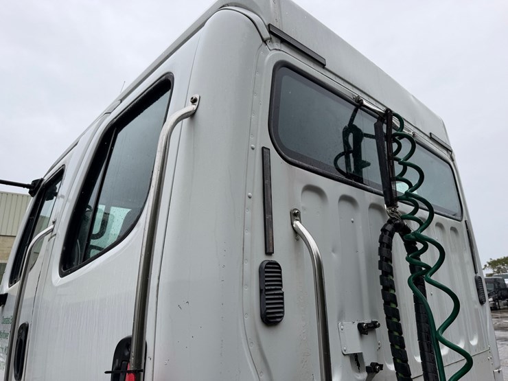 2006-freightliner-m2-106-image-20