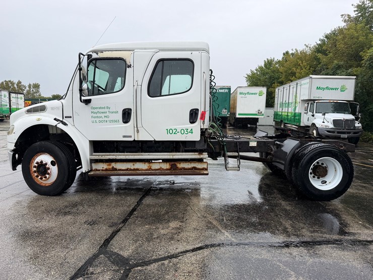 2006-freightliner-m2-106-image-2