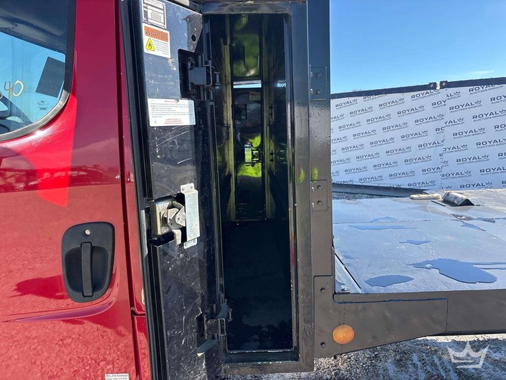 2018-freightliner-m2-106-image-18
