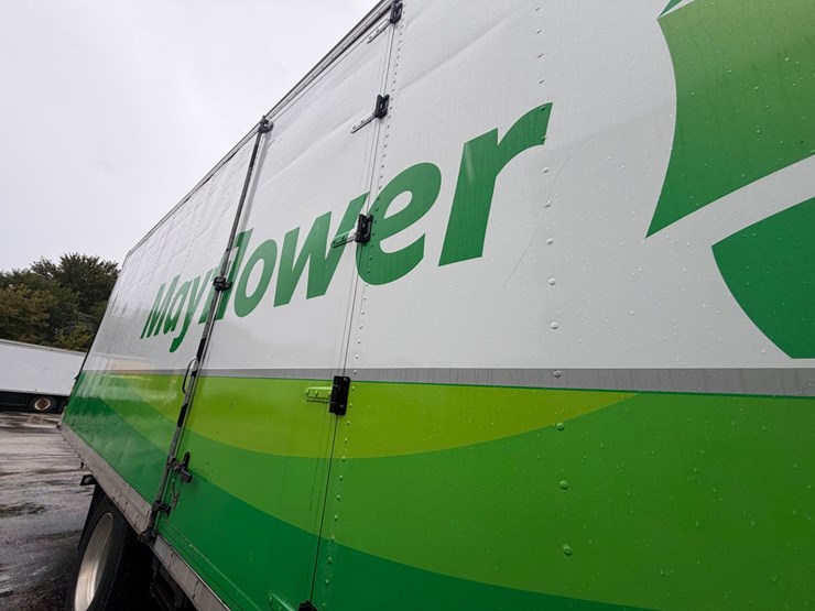 2010-freightliner-m2-106-image-26