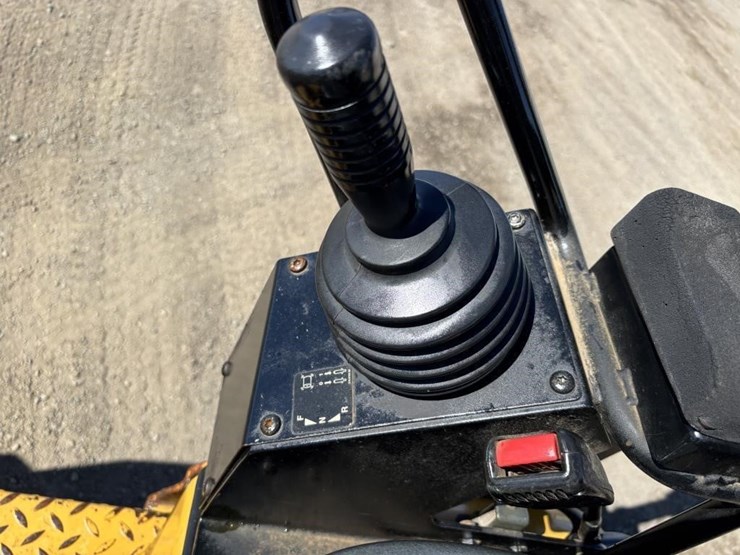 2013-caterpillar-cb22-image-25