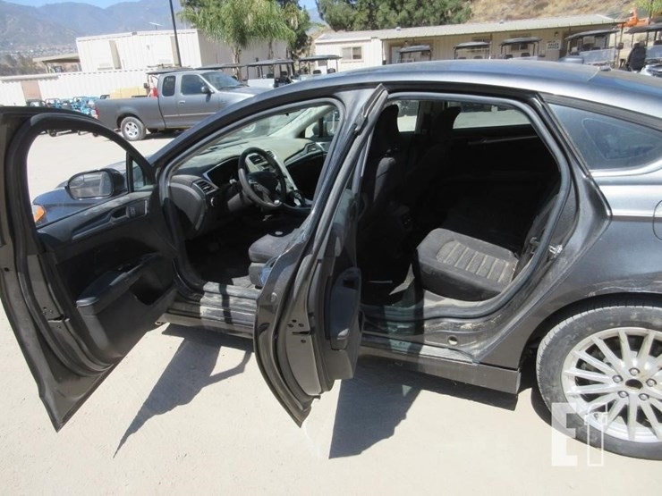 2016-ford-fusion-se-image-14