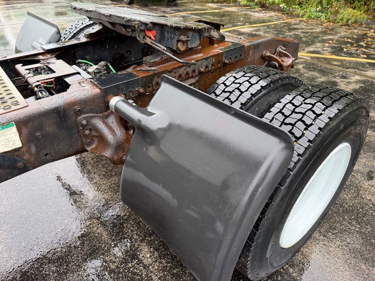 2006-freightliner-m2-106-image-16