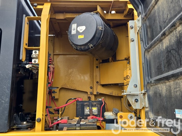 2020-caterpillar-352-image-34