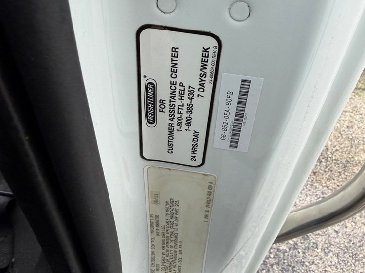 #1677-•-2012-freightliner-m2-cab-image-9