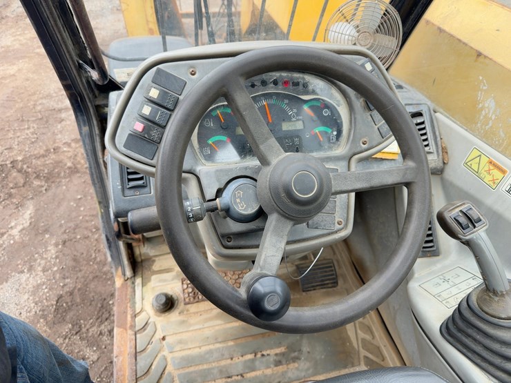 2005-caterpillar-th560b-image-18