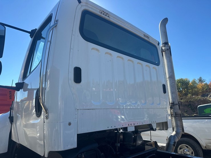 2015-freightliner-114sd-image-15