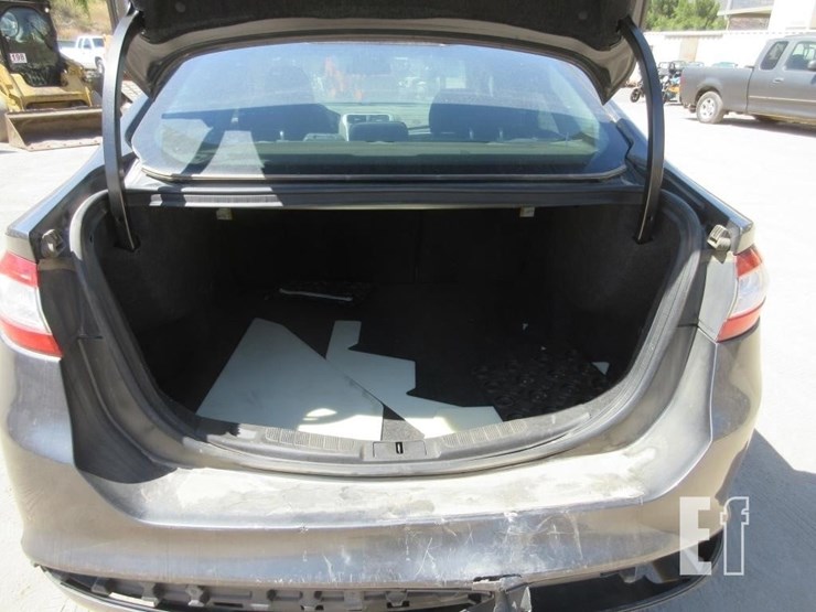 2016-ford-fusion-se-image-16