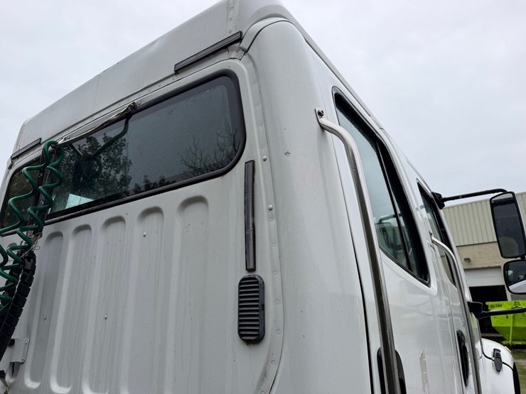 2006-freightliner-m2-106-image-30
