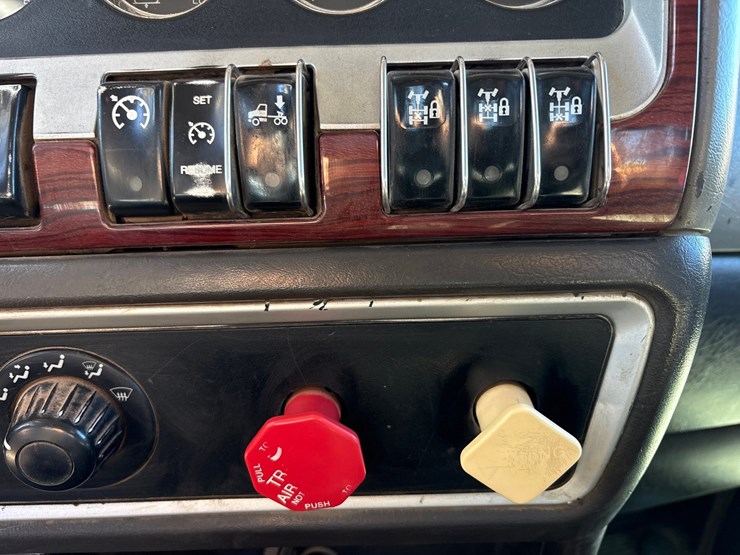 2009-kenworth-t800-image-100