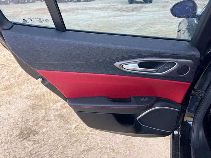 2019-alfa-romeo-giulia-4-door-sedan-(105,950-miles)-image-14
