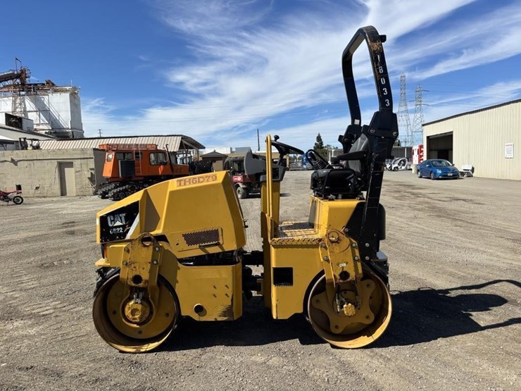 2013-caterpillar-cb22-image-5