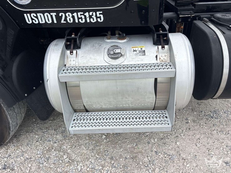 2015-peterbilt-348-image-22