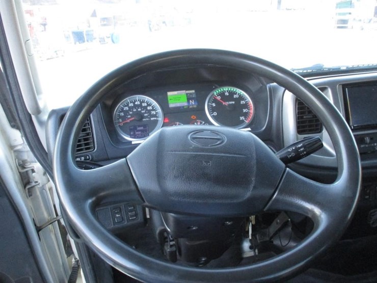 2012-hino-268-image-13